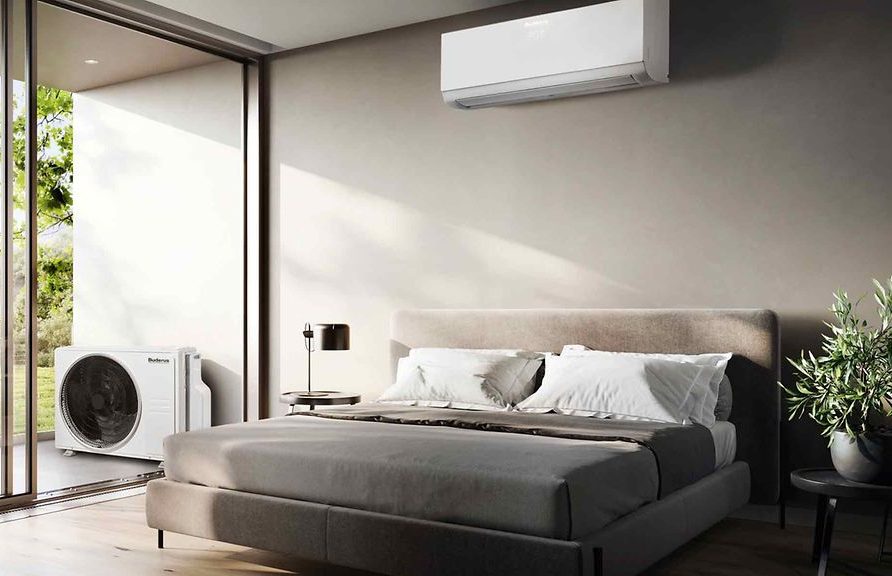 Modern Schlafzimmer mit Doppelbett, Klimaanlage und Pflanzen im Raum.